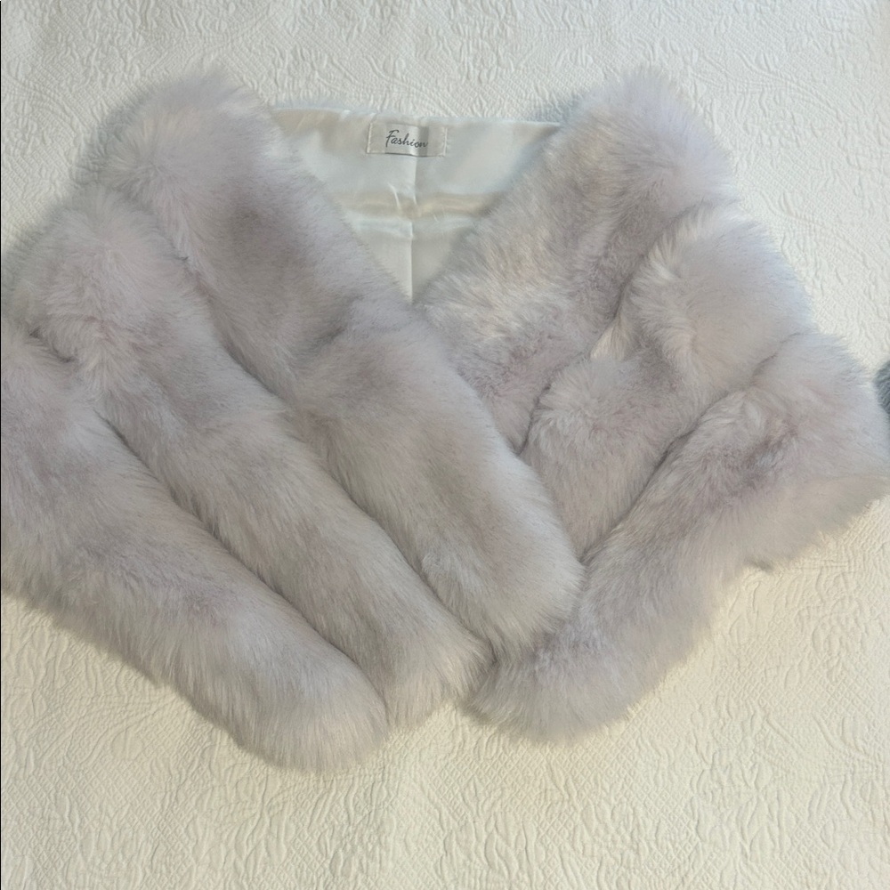 Elegant Faux Fur Cape in Gray